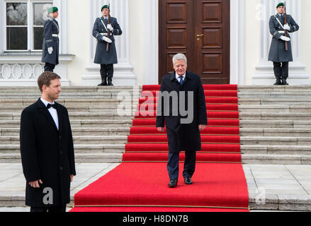 Berlin, Deutschland. 11. November 2016. Bundespräsident Joachim Gauck verlässt Schloss Bellevue an der Rezeption mit militärischen Ehren von Präsident von Estland, Kersti Kaljulaid in Berlin, Deutschland, 11. November 2016. Foto: SEBASTIAN GOLLNOW/Dpa/Alamy Live News Stockfoto