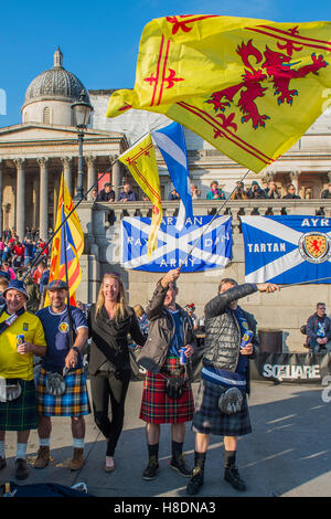 London, UK. 11. November 2016. Schottland-Fußball-Fans versammeln sich am Trafalgar Square vor das heutige Fußballspiel gegen England - 11. November 2016, London. Bildnachweis: Guy Bell/Alamy Live-Nachrichten Stockfoto