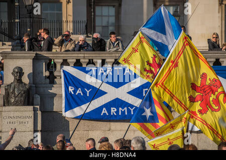 London, UK. 11. November 2016. Schottland-Fußball-Fans versammeln sich am Trafalgar Square vor das heutige Fußballspiel gegen England - 11. November 2016, London. Bildnachweis: Guy Bell/Alamy Live-Nachrichten Stockfoto