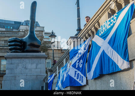 London, UK. 11. November 2016. Der Daumen aufstehen - sammeln Schottland Fußball-Fans auf dem Trafalgar Square vor das heutige Fußballspiel gegen England - 11. November 2016, London. Bildnachweis: Guy Bell/Alamy Live-Nachrichten Stockfoto