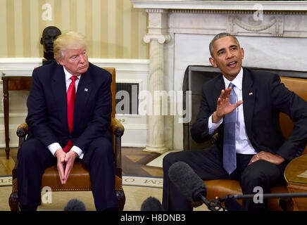 Washington, uns. 10. November 2016. US-Präsident Barack Obama trifft US-Präsident-Donald Trump im Oval Office des weißen Hauses in Washington, DC am 10. November 2016 zu wählen. Bildnachweis: Ron Sachs/CNP (Einschränkung: NO New York oder New Jersey Zeitungen oder Zeitschriften in einem Umkreis von 75 Meilen von New York City) - NO WIRE SERVICE - © Dpa/Alamy Live-Nachrichten Stockfoto