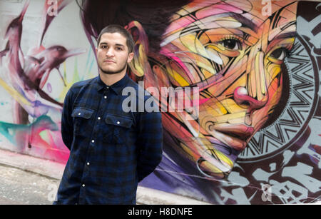 Hong Kong, Hong Kong SAR, China. 10. November 2016. Wandbild von Paris Street-Artist Alexandre Monteiro aka Hopare (im Bild), Hong Kong Schauspielerin und Canto pop star Niki Chow.'' Wände des Wandels '' street-Art in Hong Kong gemalt vor der "Hoffnung für Tiere" Gala-Dinner zur Sensibilisierung für das Elend der Tiere die Welt über gefährdet. Sai Yin Wortspiel Hong Kong.10th November 2016. Foto von Jayne Russell © Jayne Russell/ZUMA Draht/Alamy Live-Nachrichten Stockfoto