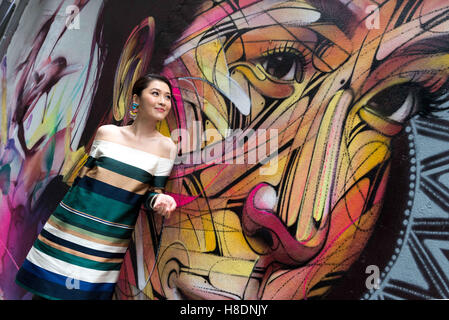 Hong Kong, Hong Kong SAR, China. 10. November 2016. Wandbild von Paris Street-Artist Alexandre Monteiro aka Hopare of Hong Kong Schauspielerin und Canto pop star Niki Chow (im Bild). " Wände des Wandels '' street-Art in Hongkong vor der "Hoffnung für Tiere" Gala-Dinner gemalt, um das Bewusstsein für die Notlage der Tiere die Welt über gefährdet. Sai Yin Wortspiel Hong Kong.10th November 2016. Foto von Jayne Russell © Jayne Russell/ZUMA Draht/Alamy Live-Nachrichten Stockfoto