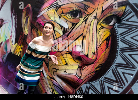 Hong Kong, Hong Kong SAR, China. 10. November 2016. Wandbild von Paris Street-Artist Alexandre Monteiro aka Hopare of Hong Kong Schauspielerin und Canto pop star Niki Chow (im Bild). " Wände des Wandels '' street-Art in Hongkong vor der "Hoffnung für Tiere" Gala-Dinner gemalt, um das Bewusstsein für die Notlage der Tiere die Welt über gefährdet. Sai Yin Wortspiel Hong Kong.10th November 2016. Foto von Jayne Russell © Jayne Russell/ZUMA Draht/Alamy Live-Nachrichten Stockfoto