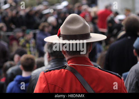 Halifax, Kanada. 11. November 2016. Ein RCMP Offizier während der Erinnerung-Tag Zeremonie in Halifax, N.S., 11. November 2016. Bildnachweis: Lee Brown/Alamy Live-Nachrichten Stockfoto