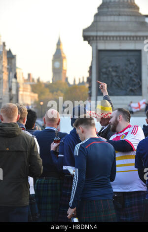 Trafalgar Square, London, UK. 11. November 2016. Schottland-Fußball-Fans am Trafalgar Square in London vor Fußballspiel. Stockfoto