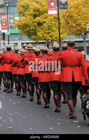 Halifax, Kanada. 11. November 2016. RCMP Offiziere marschieren während der Remembrance Day Parade in Halifax, N.S., 11. November 2016. Bildnachweis: Lee Brown/Alamy Live-Nachrichten Stockfoto