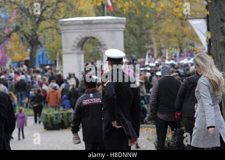 Halifax, Kanada. 11. November 2016. Menschen versammeln sich während der Gedenktag Zeremonien am Paradeplatz in Halifax, N.S., 11. November 2016. Bildnachweis: Lee Brown/Alamy Live-Nachrichten Stockfoto