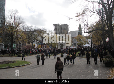 Halifax, Kanada. 11. November 2016. Menschen versammeln sich während der Gedenktag Zeremonien am Paradeplatz in Halifax, N.S., 11. November 2016. Bildnachweis: Lee Brown/Alamy Live-Nachrichten Stockfoto