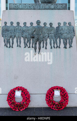 London, UK.  11. November 2016.  Mohn Kränze, unterzeichnet von Martin Glenn und Stewart Regan, Geschäftsführer von jedem jeweiligen Fußballverband legte am Fuße der Statue Bobby Moore außerhalb Wembley-Stadion für das World Cup Qualifier Spiel zwischen England und Schottland.  Das Spiel hat zusätzliche Bedeutung wird am Tag des Waffenstillstands gespielt und beide Teams haben erklärt, dass sie eine Mohnblume auf ihren Trikots tragen trotzt FIFAs Verbot von politischen Botschaften.  Bildnachweis: Stephen Chung / Alamy Live News Stockfoto