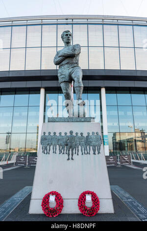 London, UK.  11. November 2016.  Mohn Kränze, unterzeichnet von Martin Glenn und Stewart Regan, Geschäftsführer von jedem jeweiligen Fußballverband legte am Fuße der Statue Bobby Moore außerhalb Wembley-Stadion für das World Cup Qualifier Spiel zwischen England und Schottland.  Das Spiel hat zusätzliche Bedeutung wird am Tag des Waffenstillstands gespielt und beide Teams haben erklärt, dass sie eine Mohnblume auf ihren Trikots tragen trotzt FIFAs Verbot von politischen Botschaften.  Bildnachweis: Stephen Chung / Alamy Live News Stockfoto