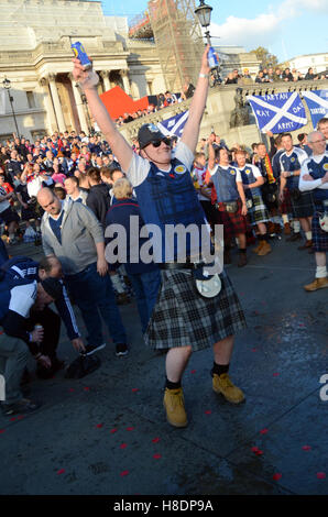 London, Großbritannien. 11 Nov, 2016. Schottischer Fußball Fans versammeln sich in Trafalgar Square vor dem das Schottland V England Zusammentreffen an Wembley am Abend. Credit: JOHNNY ARMSTEAD/Alamy leben Nachrichten Stockfoto