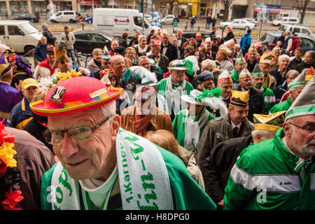 Berlin, Deutschland. 11. November 2016. Karneval Nachtschwärmer drängen auf das Rathaus von Berlin-Charlottenburg während der traditionellen Rathaus Razzia der Berliner Karneval Vereine in Berlin, Deutschland, 11. November 2016. Foto: GREGOR FISCHER/Dpa/Alamy Live News Stockfoto