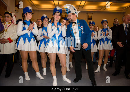 Berlin, Deutschland. 11. November 2016. Jecken feiern im Festsaal des Rathauses von Berlin-Charlottenburg in Berlin, Deutschland, 11. November 2016. Foto: GREGOR FISCHER/Dpa/Alamy Live News Stockfoto