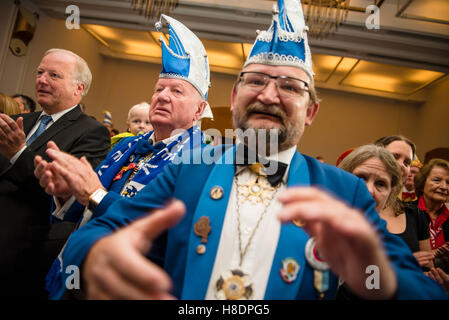 Berlin, Deutschland. 11. November 2016. Jecken feiern im Festsaal des Rathauses von Berlin-Charlottenburg in Berlin, Deutschland, 11. November 2016. Foto: GREGOR FISCHER/Dpa/Alamy Live News Stockfoto