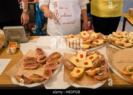 Berlin, Deutschland. 11. November 2016. Jecken bieten Sandwiches an das Rathaus von Berlin-Charlottenburg während der traditionellen Rathaus Razzia der Berliner Karneval Vereine in Berlin, Deutschland, 11. November 2016. Foto: GREGOR FISCHER/Dpa/Alamy Live News Stockfoto