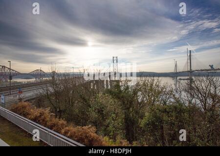 Queensferry, Edinburgh, Schottland, 11. November, 2016. Forth Bridges.  Eisenbahn-Brücke (L), Straße Brücke (M) und die 2. Straße-Brücke (R), die kurz vor dem Abschluss.   Phil Hutchinson/Alamy Live-Nachrichten Stockfoto