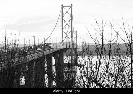 Queensferry, Edinburgh, Schottland, 11. November, 2016. Forth Bridges.    Die bestehenden Forth Road Bridge nimmt noch Verkehr, während der zweite Straßenbrücke ist kurz vor der Fertigstellung.  Phil Hutchinson/Alamy Live-Nachrichten Stockfoto