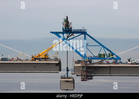 Queensferry, Edinburgh, Schottland, 11. November, 2016.   Die zweite Forth Road Bridge die erste Straßenbrücke entnommen. Die 2. Straßenbrücke befindet sich im Aufbau und steht kurz vor der Fertigstellung mit dem letzten Segment des nördlichen Abschnitts wird in Position aus dem Ponton unter Winde.  Die blaue Struktur ist die üblichen Gemetzel mit der Struktur verbunden.  Wir können sehen, dass später ein weitere fahrbaren Kran auch den Lift hilft.   Phil Hutchinson/Alamy Live-Nachrichten Stockfoto