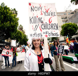 Hollywood, Kalifornien, USA. 19. März 2011. SUZANNE VERDAL, war die Inspiration für das Leonard Cohen-Song "Suzanne" ist unter Tausenden, die Teilnahme an einer Anti-Kriegs-Rallye organisiert von einem Bündnis aus progressive Gruppen aus dem Großraum Los Angeles. © Brian Cahn/ZUMA Draht/Alamy Live-Nachrichten Stockfoto