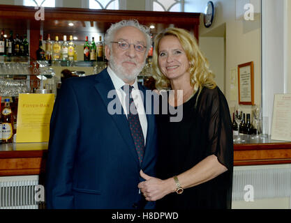 Berlin, Deutschland. 11. November 2016. Schauspieler Dieter Hallervorden besucht die Verleihung des "Goldenen Vorhang 2016" mit seiner Freundin Christiane Zander in Berlin, Deutschland, 11. November 2016. Foto: BRITTA PEDERSEN/Dpa/Alamy Live News Stockfoto