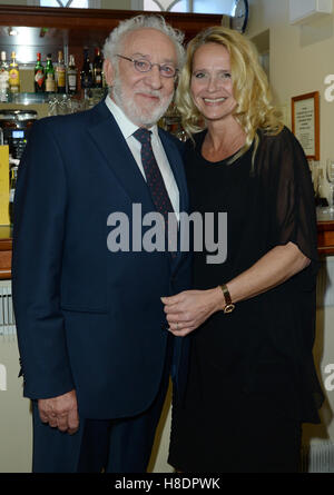 Berlin, Deutschland. 11. November 2016. Schauspieler Dieter Hallervorden besucht die Verleihung des "Goldenen Vorhang 2016" mit seiner Freundin Christiane Zander in Berlin, Deutschland, 11. November 2016. Foto: BRITTA PEDERSEN/Dpa/Alamy Live News Stockfoto