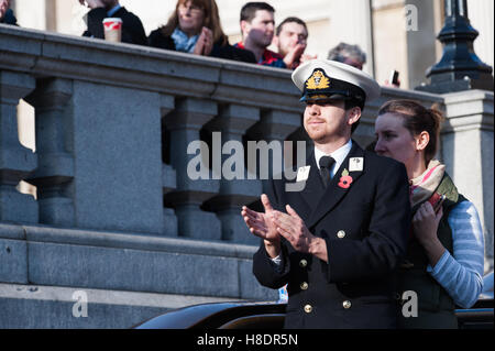 London, UK. 11. November 2016. Die Royal British Legion beherbergt Armistice Day Gedenkfeiern mit "Silence In The Square"-Veranstaltung im Londoner Trafalgar Square. Jedes Jahr am 11. November um 11:00 wird die zwei Schweigeminuten beobachtet, um britische Männer und Frauen, die in den Weltkriegen gefallen und wurden verletzt oder in Konflikte seit 1945 gestorben Tribut zollen. Tag des Waffenstillstands markiert das Ende des ersten Weltkrieges und bezieht sich auf einen Waffenstillstand zwischen Deutschland und den Alliierten am 11:00 am 11. November 1918 in Kraft getretenen. Wiktor Szymanowicz/Alamy Live-Nachrichten Stockfoto