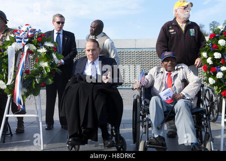 Washington, DC, USA, 11. November 2016: Weltkriegveterane und Familien versammeln sich National World War II Memorial für diejenigen, die in der Schlacht für Veteranen Tag ehren erinnern und. Bild: der ehemalige US-Senator Bob Dole. Credit: B Christopher/Alamy leben Nachrichten Stockfoto