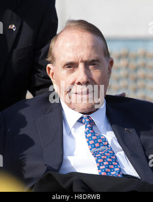 Washington, DC, USA, 11. November 2016: Weltkriegveterane und Familien versammeln sich National World War II Memorial für diejenigen, die in der Schlacht für Veteranen Tag ehren erinnern und. Bild: der ehemalige US-Senator Bob Dole. Credit: B Christopher/Alamy leben Nachrichten Stockfoto