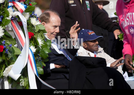 Washington, DC, USA, 11. November 2016: Weltkriegveterane und Familien versammeln sich National World War II Memorial für diejenigen, die in der Schlacht für Veteranen Tag ehren erinnern und. Bild: der ehemalige US-Senator Bob Dole. Credit: B Christopher/Alamy leben Nachrichten Stockfoto