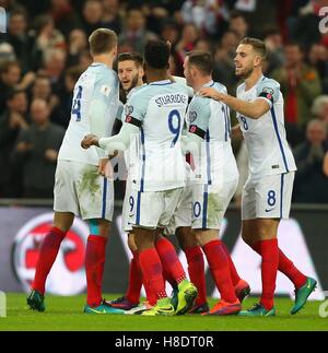 Wembley Stadium, London, UK.11th November 2016.  Englands Adam Lallana feiert nach seinem Tor während des FIFA World Cup Qualifier-Spiels zwischen England und Schottland im Wembley Stadion in London.  Bildnachweis: Tele Bilder / Alamy Live News Stockfoto