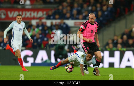 Wembley Stadium, London, UK.11th November 2016.  Englands Raheem Sterling ist von Scott Brown von Schottland während des FIFA World Cup Qualifier-Spiels zwischen England und Schottland im Wembley Stadion in London gefoult.  Bildnachweis: Tele Bilder / Alamy Live News Stockfoto