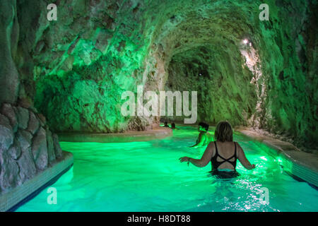 Miskolc, Ungarn. 11. November 2016. Einzigartige Miskolctapolca bildeten natürlich Höhlenbad, zieht jedes Jahr Hunderttausende von Besuchern durch die Karst-Wasserressourcen und die heißen, thermische Wasser mit Temperaturen von 30-35 Grad. Einzigartig in Europa Maßstab Miskolctapolca Komplex wurde mit dem "Ungarischen Bad das Jahr 2016" Award Credit: Michal Fludra/Alamy Live News Stockfoto