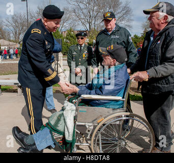 Emporia, Kansas, USA, 11. November 2016 Veterans Day Gedenkgottesdienst in der Emporia Kansas Krieg Memorial Park. Generalmajor Kevin Leonard grüßt 99 Jahre alten WWII Veteran Paul Hahn bei der Trauerfeier heute Credit: Mark Reinstein Credit: mark Reinstein/Alamy Live-Nachrichten Stockfoto