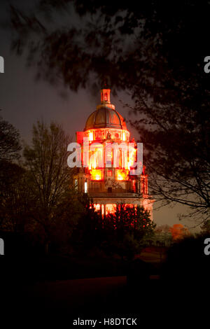 Lancaster, UK. 11. November 2016. Lancaster Denkmal leuchtet rot für Tag des Waffenstillstands. Bildnachweis: M.Yates Fotografie Lancaster/Alamy Live-Nachrichten Stockfoto