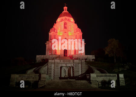 Lancaster, UK. 11. November 2016. Lancaster Denkmal leuchtet rot für Tag des Waffenstillstands. Bildnachweis: M.Yates Fotografie Lancaster/Alamy Live-Nachrichten Stockfoto