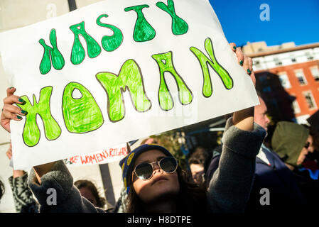 New York, USA weiterhin 11. November 2016 - drei Tage nach der Präsidentschaftswahl etwa 4000 Clinton unterstützt gewählter Präsident Donald Trump zu protestieren. Im Washington Square Park eine Kundgebung mit dem Titel Love Hate Trümpfe, wurde von NYU Studenten im Zuge der Anti-muslimischen Flyer veröffentlicht außerhalb der Universität Muslim Gebetszentrum organisiert. Bildnachweis: Stacy Walsh Rosenstock / Alamy Live News Stockfoto