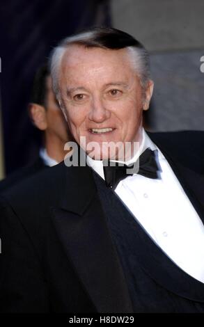 Schauspieler Robert Vaughn, am bekanntesten für seine Rolle in der Mann von Onkel starb mit 83 nach dem Kampf gegen akuten Leukämie. 11. November 2016. Im Bild: 5. Mai 2002--ROBERT VAUGHN bei NBC 75-Jahr-Feier im Studio 8 H In New York City. © Andrea Renault/Globe Photos/ZUMAPRESS.com/Alamy Live-Nachrichten Stockfoto