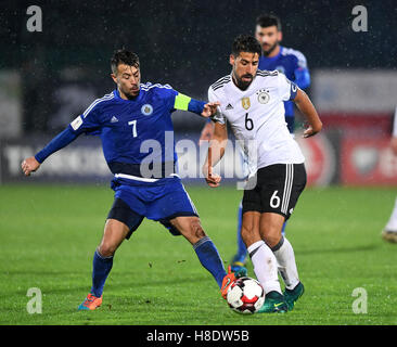 San Marino. 11. November 2016. Deutschlands Sami Khedira (vorne R) wetteifert um den Ball mit San Marino Matteo Vitaioli während ihrer 2018 World Cup Gruppe C Fußball Qualifikationsspiel am Serravalle-Stadion in San Marino, 11. November 2016. Deutschland gewann mit 8: 0. Bildnachweis: Alberto Lingria/Xinhua/Alamy Live-Nachrichten Stockfoto