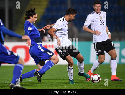 San Marino. 11. November 2016. Deutschlands Sami Khedira (2. R) wetteifert um den Ball während der 2018 World Cup Gruppe C Fußball Qualifikationsspiel zwischen San Marino und Deutschland im Serravalle-Stadion in San Marino, 11. November 2016. Deutschland gewann mit 8: 0. Bildnachweis: Alberto Lingria/Xinhua/Alamy Live-Nachrichten Stockfoto