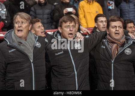 Kopenhagen, Dänemark. 11. November 2016. Dänemark, Kopenhagen, 11. November 2016. Dänischer Manager Aage Haraide (Åge Hareide) (L) an der Seitenlinie mit Co-Trainer Jon Dahl Tomasson (c) singen die Nationalhymne während der WM-Qualifikation-match zwischen Dänemark und Kasachstan in Telia Parken. Bildnachweis: Samy Khabthani/Alamy Live-Nachrichten Stockfoto