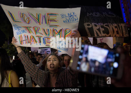 Miami, Florida, USA. 11. November 2016. Menschen halten Plakate hoch, auf einer Anti Donald Trump-Kundgebung am 11. November 2016 in Miami, Florida. Bildnachweis: Chirag Wakaskar/Alamy Live-Nachrichten Stockfoto