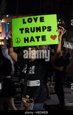 Miami, Florida, USA. 11. November 2016. Menschen halten Plakate hoch, auf einer Anti Donald Trump-Kundgebung am 11. November 2016 in Miami, Florida. Bildnachweis: Chirag Wakaskar/Alamy Live-Nachrichten Stockfoto