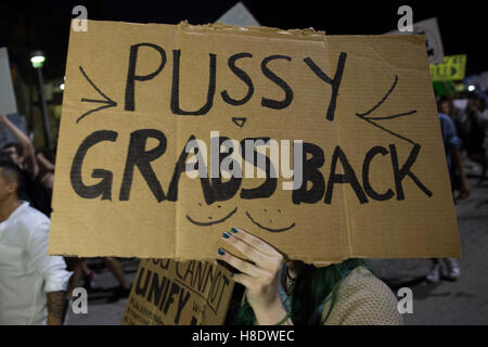 Miami, Florida, USA. 11. November 2016. Menschen halten Plakate hoch, auf einer Anti Donald Trump-Kundgebung am 11. November 2016 in Miami, Florida. Bildnachweis: Chirag Wakaskar/Alamy Live-Nachrichten Stockfoto