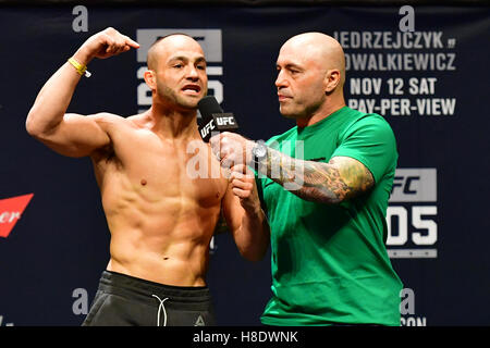 New York, NY, USA. 11, NOVEMBER 2016. Eddie Alvarez und Conor "The Notorious" McGregor in Waage im UFC 205 im Madison Square Garden. Bildnachweis: Jason Silva / Alamy Live News Stockfoto