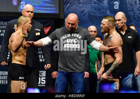 New York, NY, USA. 11, NOVEMBER 2016. Eddie Alvarez und Conor "The Notorious" McGregor in Waage im UFC 205 im Madison Square Garden. Bildnachweis: Jason Silva / Alamy Live News Stockfoto