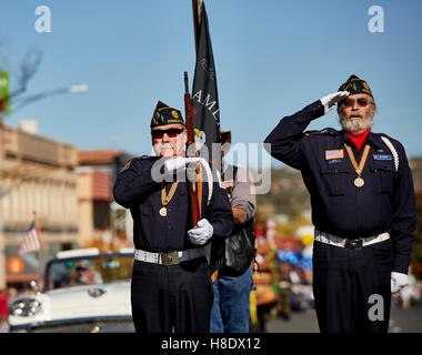 Prescott, USA. 10. November 2016. Prescott, Arizona, USA - 11. November 2016: American Legion Veteranen salutieren und in Uniform im Veterans Day Parade Credit: Pamela Au/Alamy Live News Stockfoto