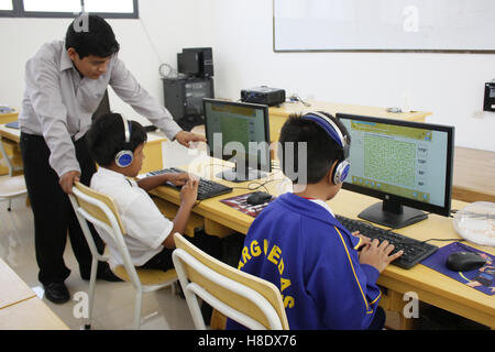 (161112) - SANTA CRUZ DE COCACHACRA (PERU), 12. November 2016 (Xinhua)--A Lehrer unterrichtet Schülerinnen und Schüler während einer Klasse in der Grundschule José María in Santa Cruz de Cocachacra, Provinz Lima, Peru, am 11. November 2016. Jose Maria Grundschule wurde mit Hilfe von China gebaut und in Betrieb im März dieses Jahres genommen wurde. Derzeit sind insgesamt 140 Studenten Educaiton hier erhalten. (Xinhua/Luis Camacho) (Hy) Stockfoto