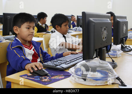 (161112) - SANTA CRUZ DE COCACHACRA (PERU), 12. November 2016 (Xinhua)--Schülerinnen und Schüler haben eine Klasse in José María Grundschule in Santa Cruz de Cocachacra, Provinz Lima, Peru, am 11. November 2016. Jose Maria Grundschule wurde mit Hilfe von China gebaut und in Betrieb im März dieses Jahres genommen wurde. Derzeit sind insgesamt 140 Studenten Educaiton hier erhalten. (Xinhua/Luis Camacho) (Hy) Stockfoto