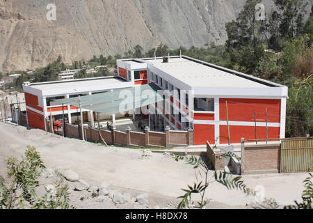 (161112)--zeigt SANTA CRUZ DE COCACHACRA (PERU), 12. November 2016 (Xinhua)--Foto aufgenommen am 11. November 2016 die Lehre, die Gebäude in der José María Primary School in Santa Cruz de Cocachacra, Provinz Lima, Peru. Jose Maria Grundschule wurde mit Hilfe von China gebaut und in Betrieb im März dieses Jahres genommen wurde. Derzeit sind insgesamt 140 Studenten Educaiton hier erhalten. (Xinhua/Luis Camacho) (Hy) Stockfoto